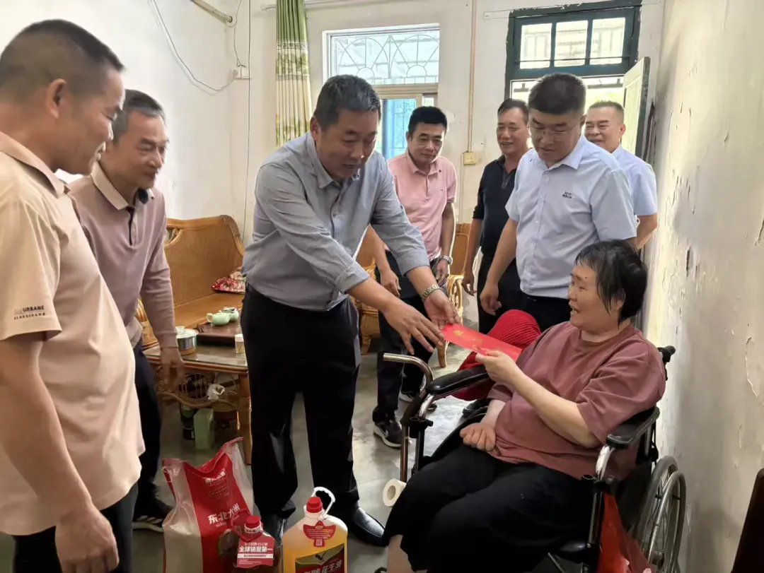 海南橡膠工會(huì)赴山榮分公司開(kāi)展春節(jié)前走訪(fǎng)慰問(wèn)活動(dòng)