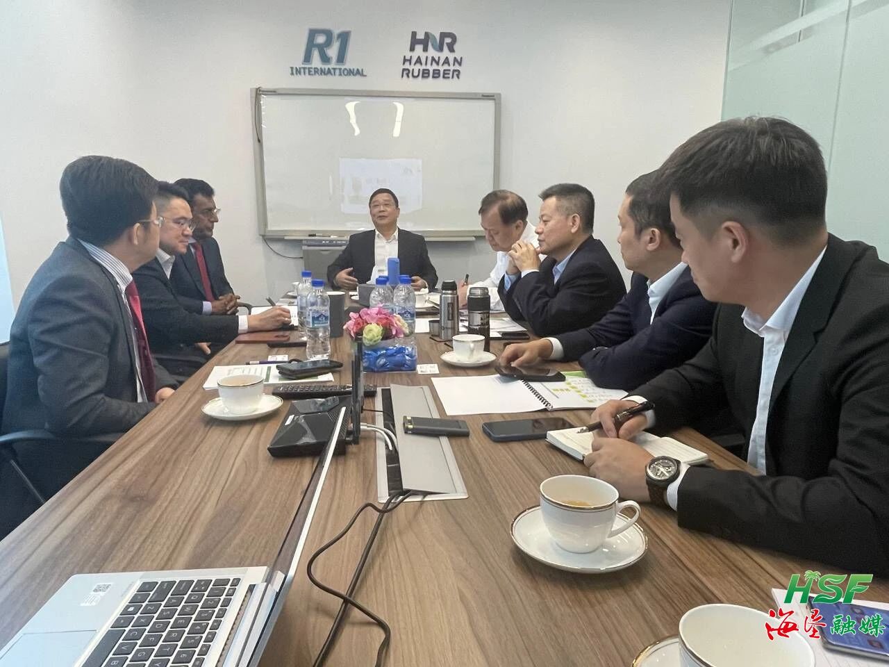 包洪文一行與R1公司座談交流。